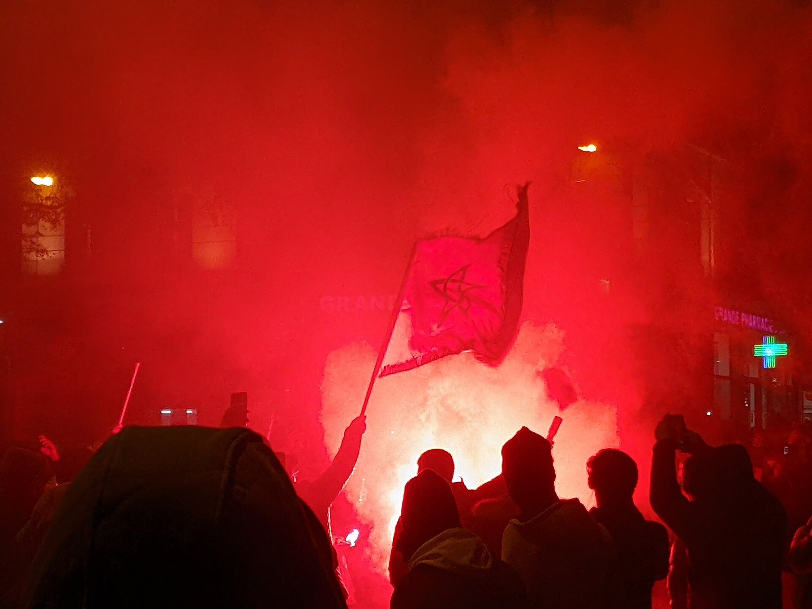 Supporters marocains à Lyon pendant la Coupe du monde 2022, drapeaux et fumigènes.